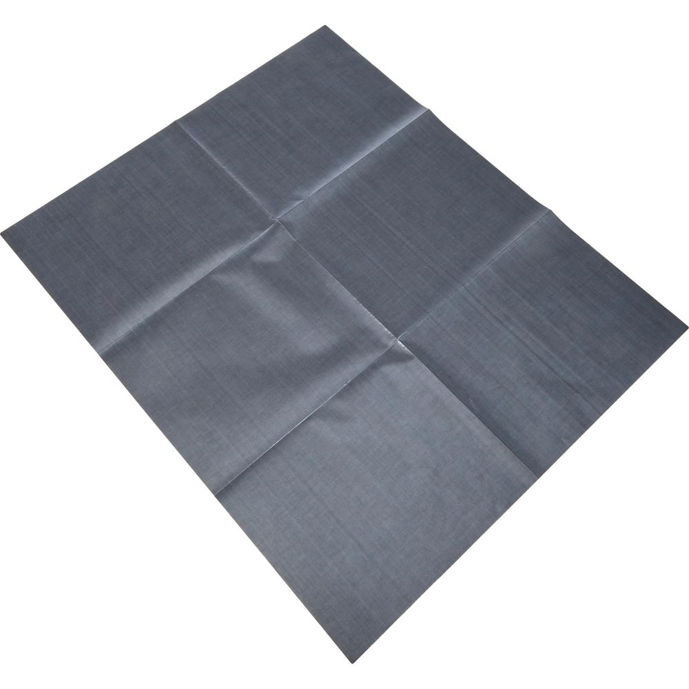 Graues, gefaltetes Material mit feinen Linien, isoliert auf weißem Hintergrund.
