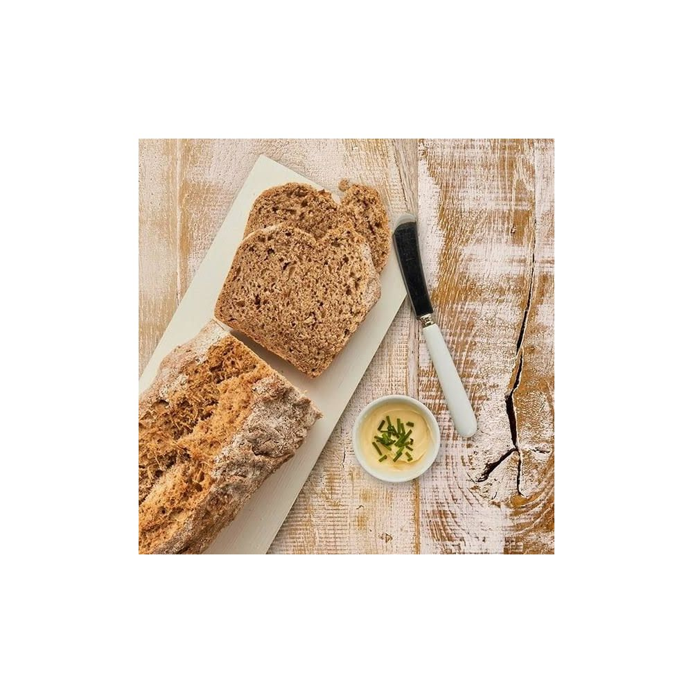 Brot auf einem Brett mit Butter und Messer.