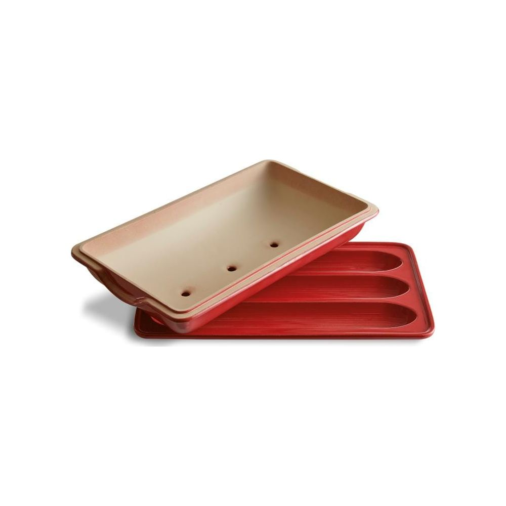 Czerwona forma do zapiekania z beżową wkładką i trzema otworami.