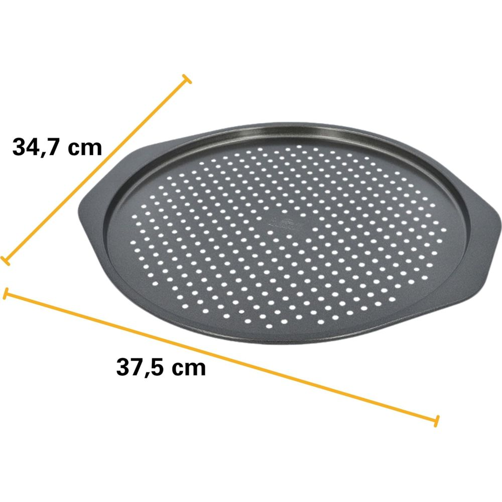 Eine runde Pizzapfanne mit Perforation. Maße: 34,7 cm und 37,5 cm.