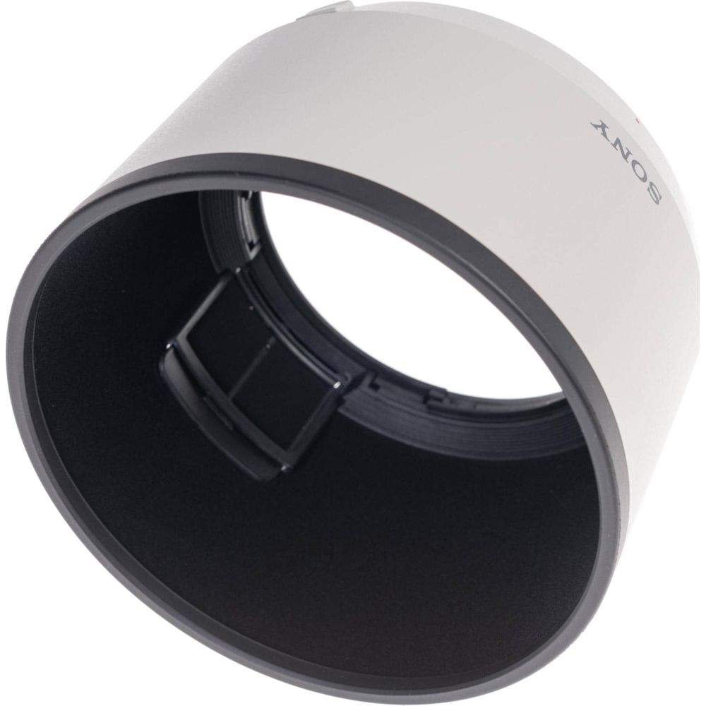 Eine weiße Sony-Gegenlichtblende mit schwarzem Rand und schwarzem Innenraum.