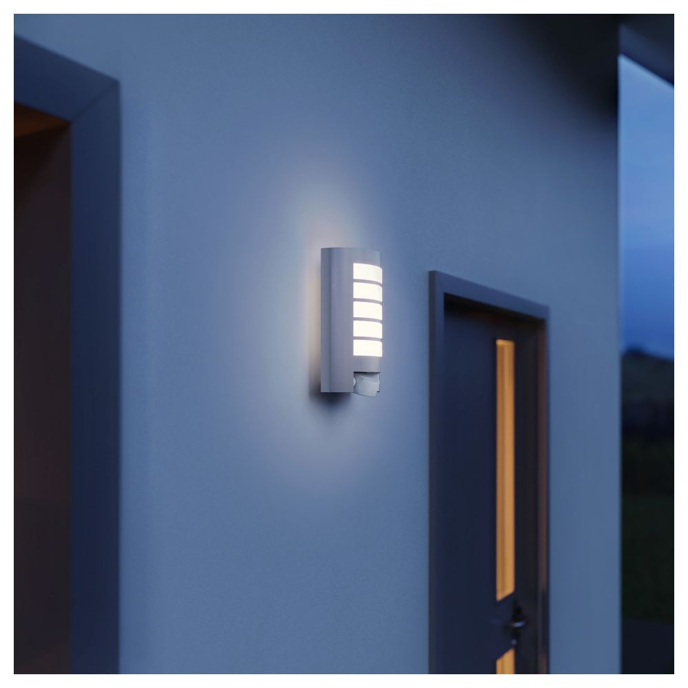 Una lampada da parete bianca con luci orizzontali su un muro blu.