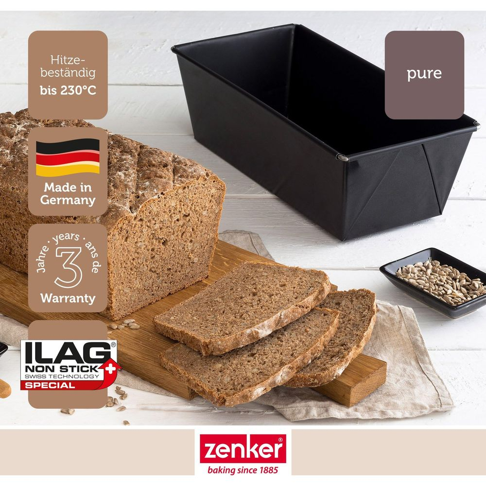 Ein Laib Brot, geschnitten, daneben ein Backblech und eine Schale mit Sonnenblumenkernen.