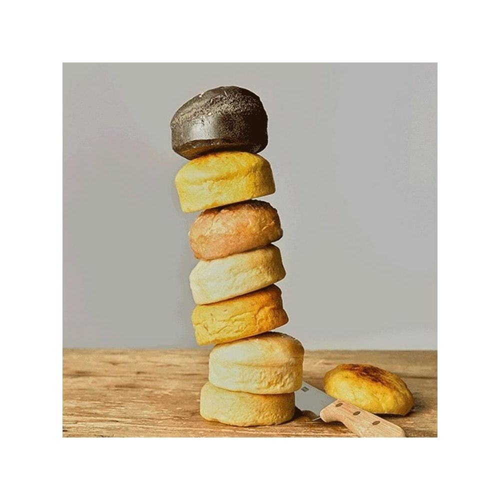 Wieża z siedmiu bułek, od jasnych do ciemnych, z nożem.
