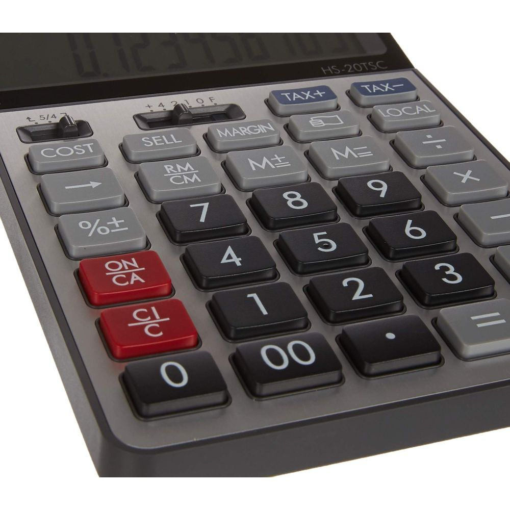 Zbliżenie na czarno-szarą klawiaturę kalkulatora z cyframi i funkcjami.