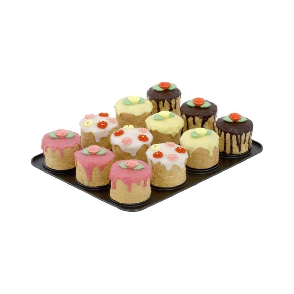 Zehn kleine Kuchen auf einem Blech, verziert mit Zuckerguss und Rosen.