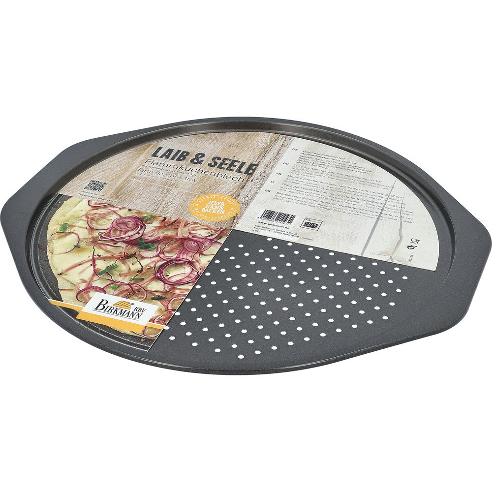 Ein Flammkuchenblech mit einem rohen Flammkuchen, belegt mit Zwiebeln.