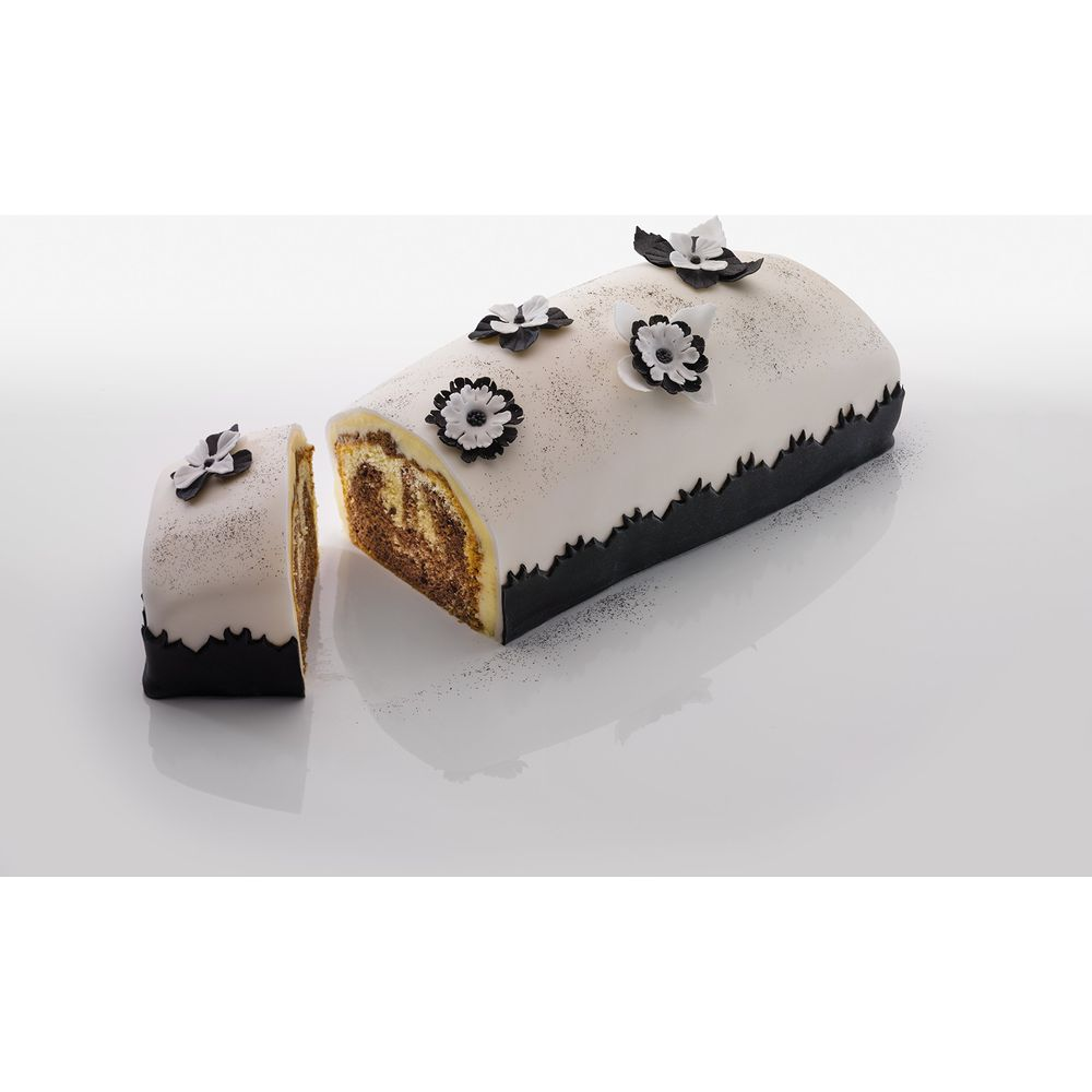 Eine weiße Roulade mit schwarzem Rand, garniert mit schwarzen und weißen Blumen.