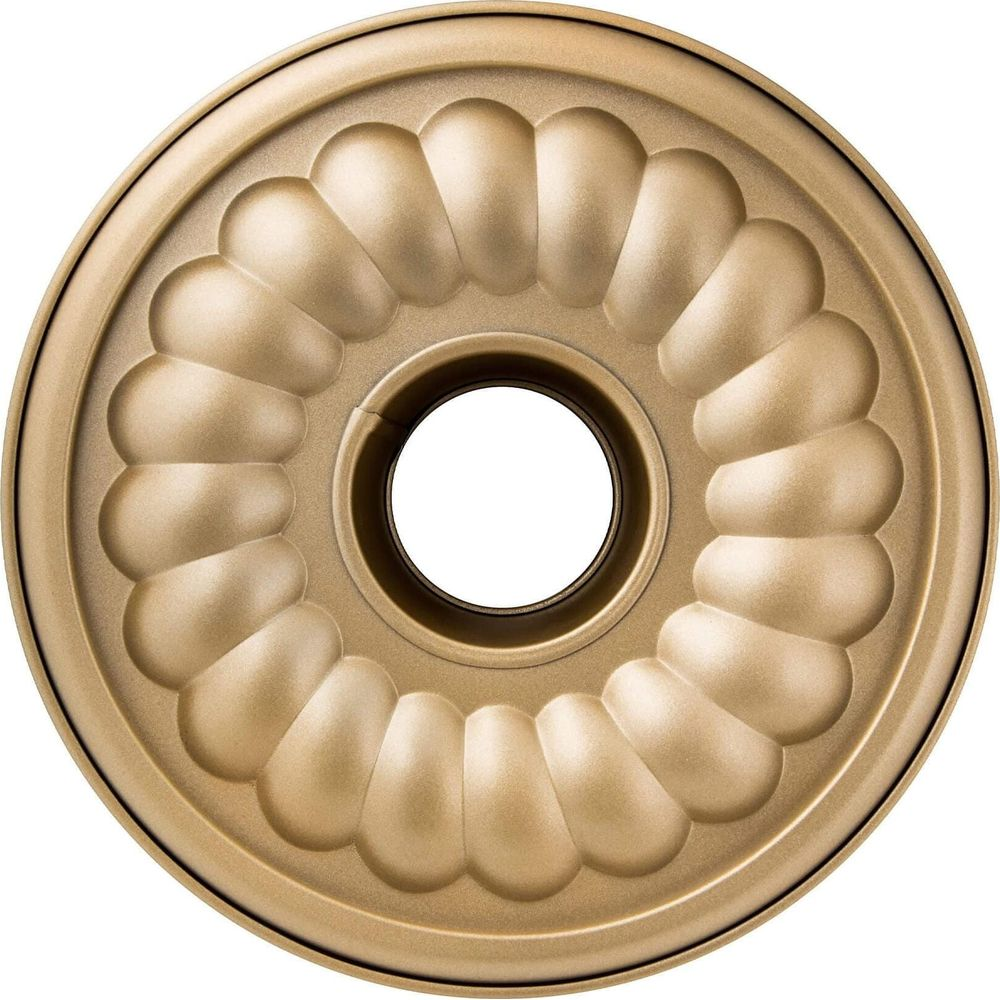 Goldene Gugelhupfform mit geripptem Muster und zentralem Ring.