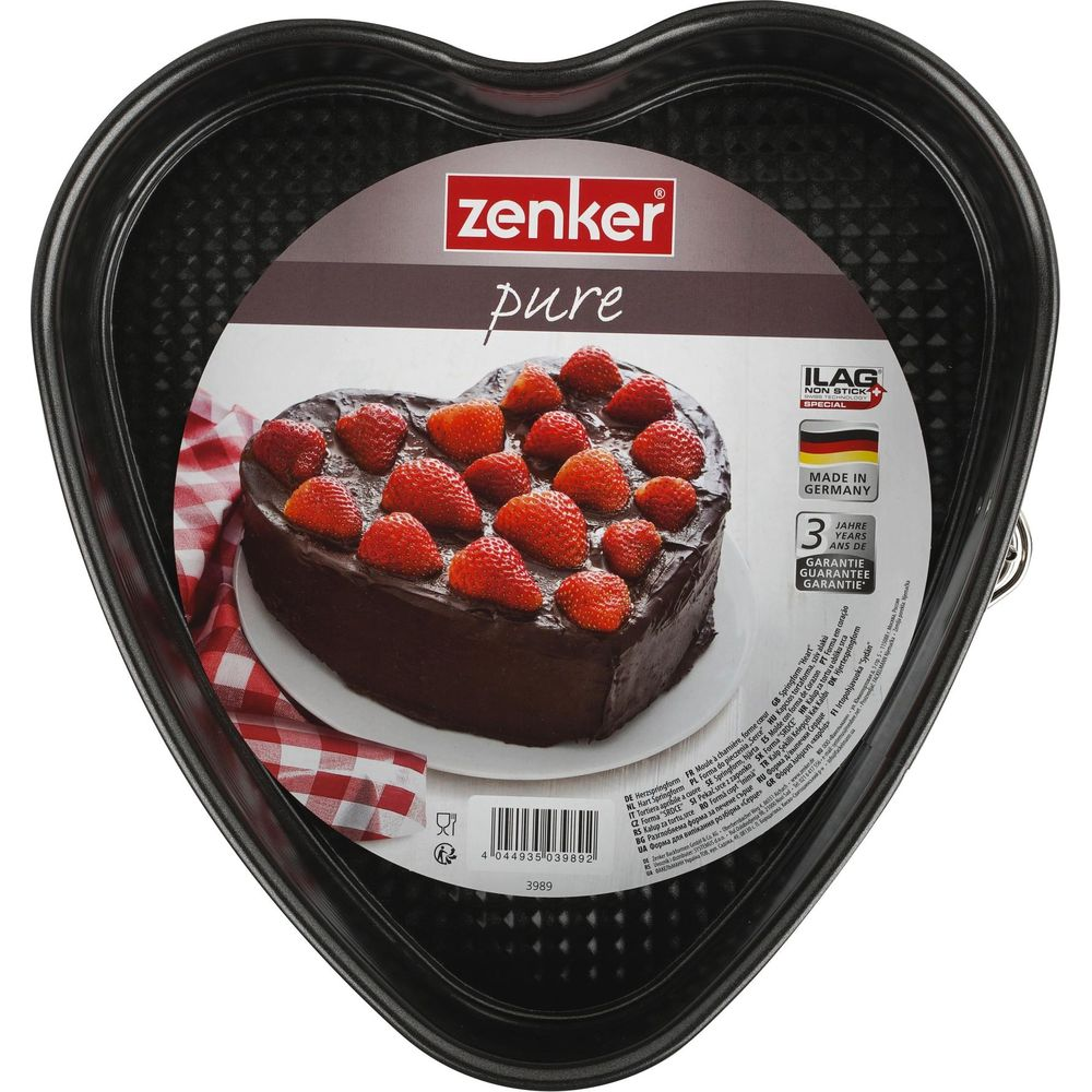 Zenker Herzbackform mit Schokoladenkuchen und Erdbeeren.