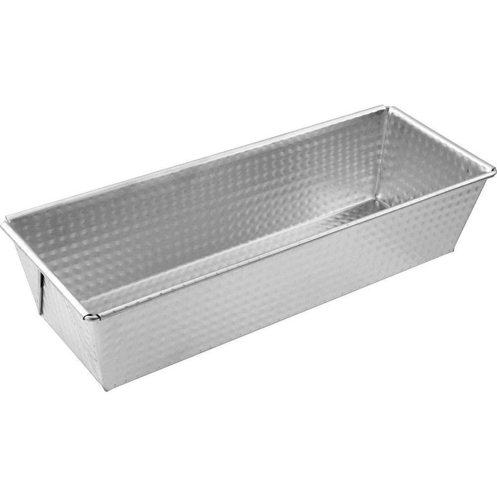 Eine metallene Brotbackform mit Hammerschlagmuster auf den Seiten.