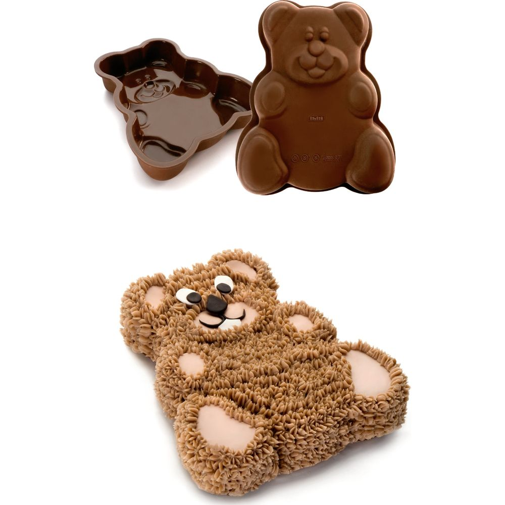 Uno stampo a forma di orso marrone e una torta a forma di orso decorata uno accanto all'altra.