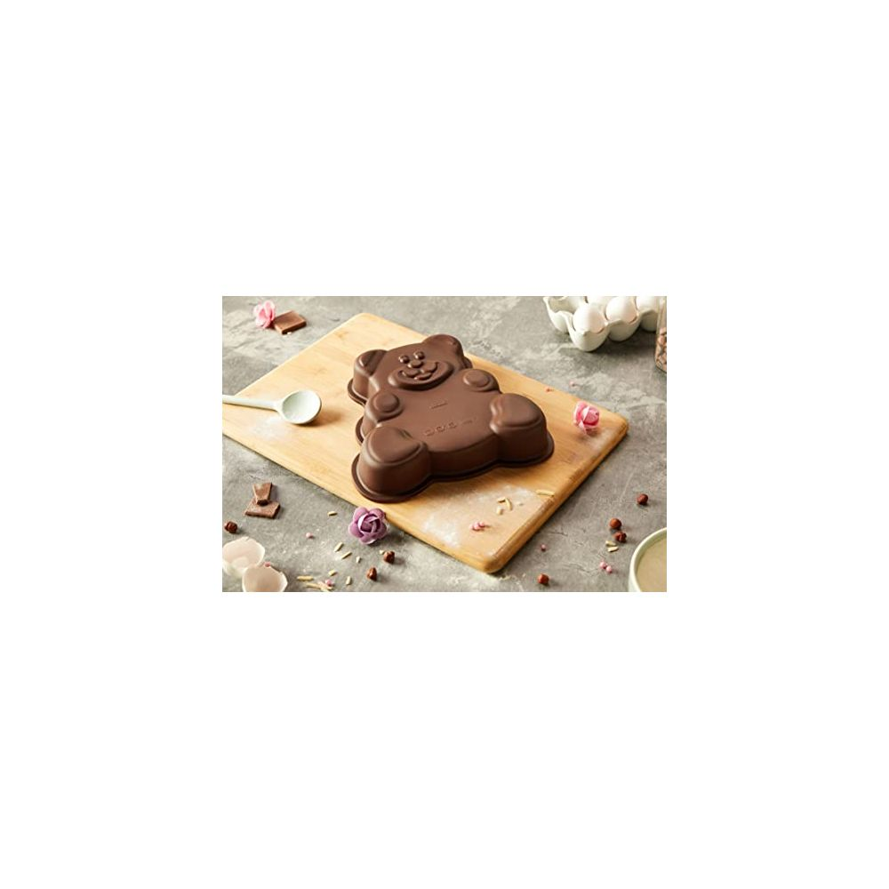 Stampo per torta a orsetto marrone su tagliere di legno.
