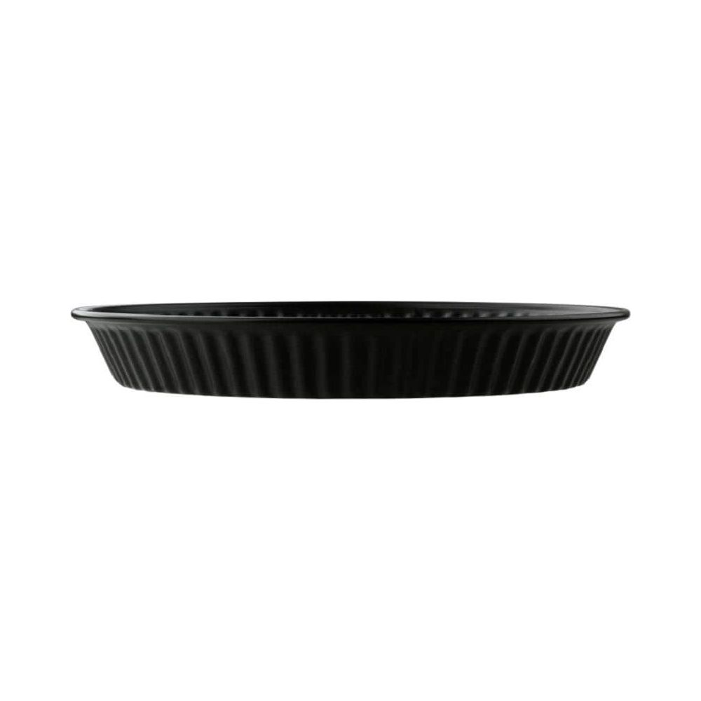 Eine schwarze, ovale Keramik-Auflaufform mit geriffelten Seiten ist auf einem sauberen weißen Hintergrund zentriert.