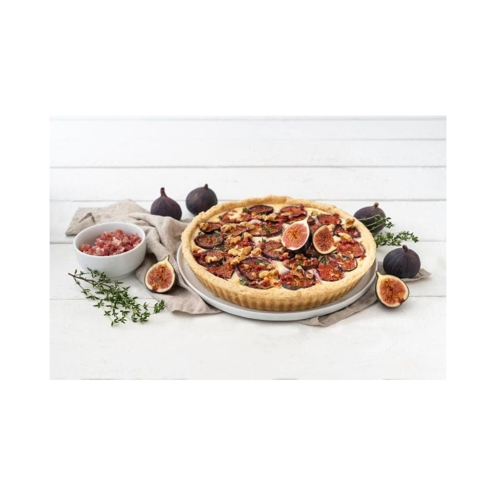 Ein herzhafter Kuchen mit Feigen, Nüssen und Käse, daneben eine Schüssel mit gehacktem Fleisch.