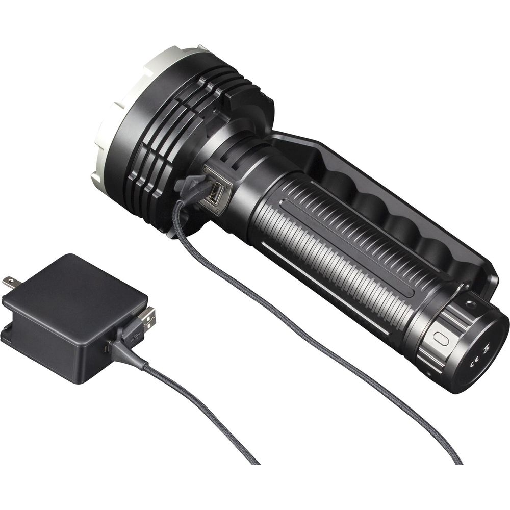 Torcia nera in carica tramite caricatore USB.