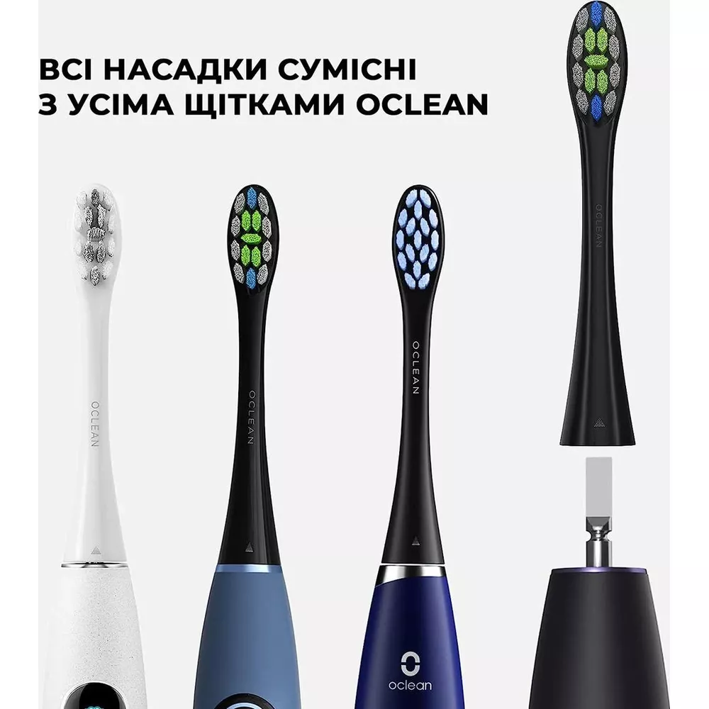 Quatre brosses à dents Oclean avec différentes têtes de brosse, blanches, bleues et noires.