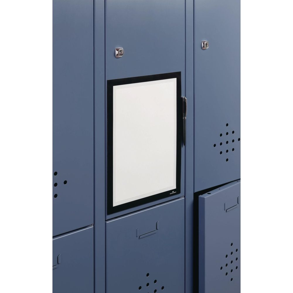 Blaue Schließfächer mit einem weißen Fenster und Lüftungslöchern.