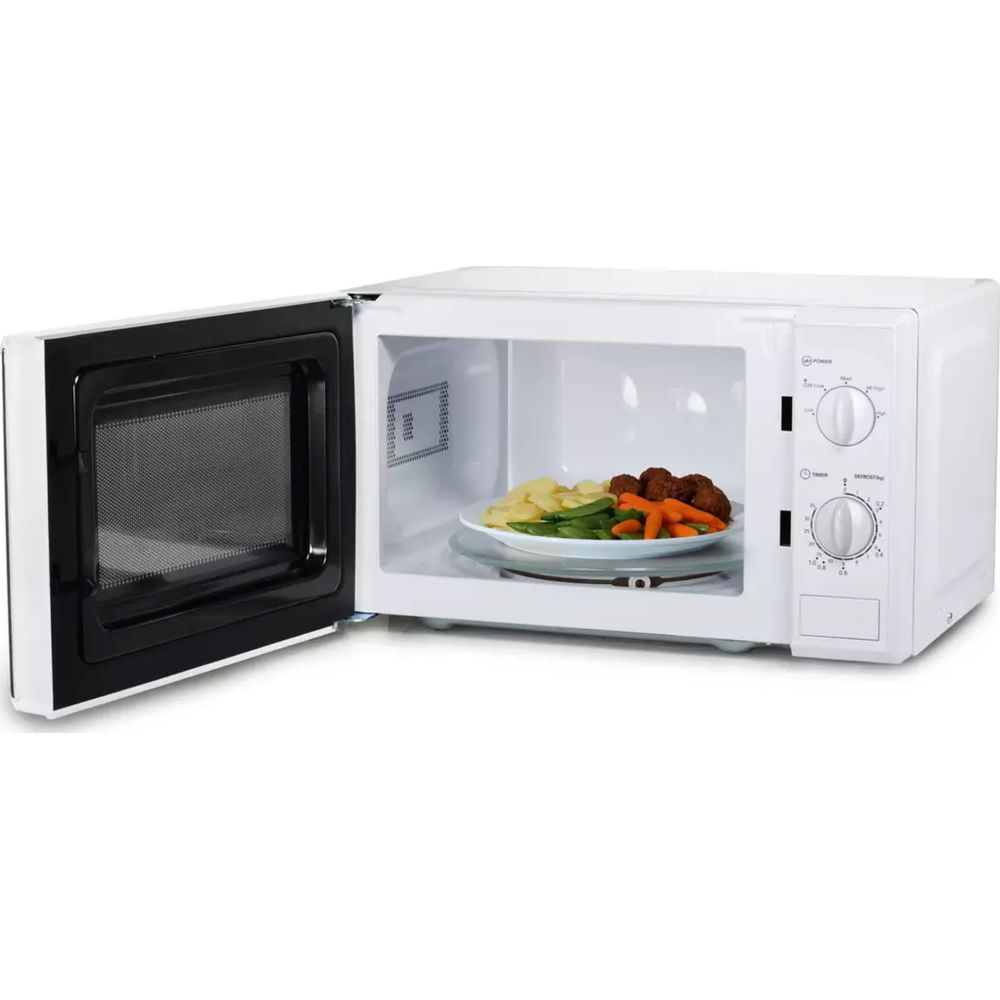 Un micro-ondes blanc, porte ouverte, avec une assiette de nourriture à l'intérieur.