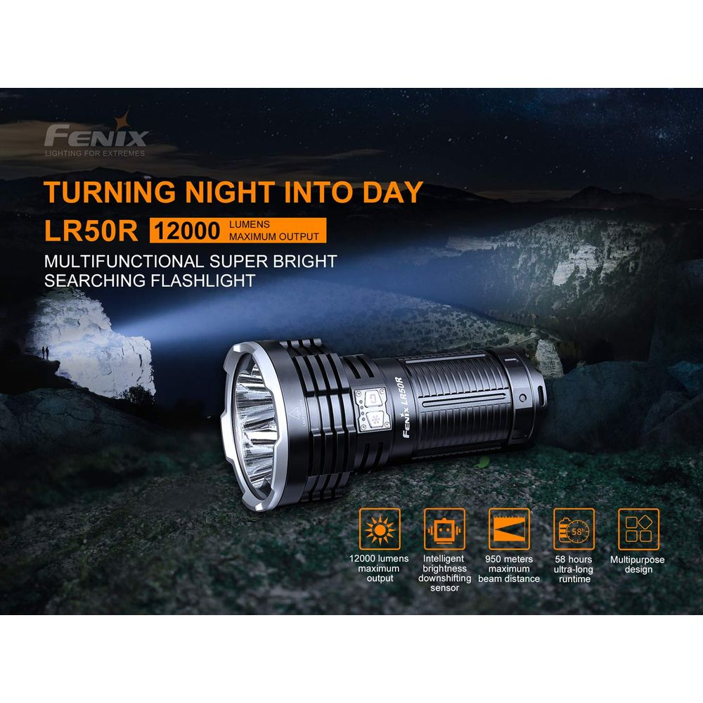 Una torcia Fenix LR50R illumina un paesaggio montuoso. 12000 lumen.