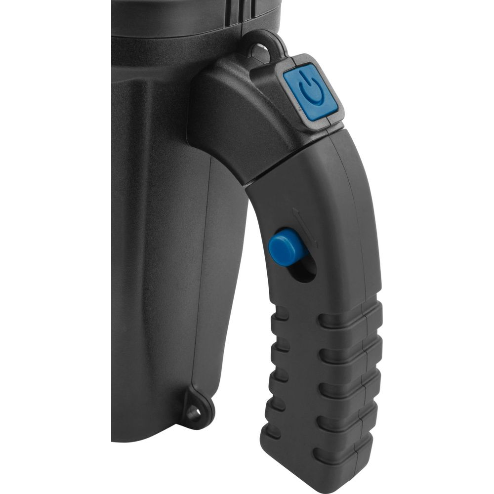 Czarny uchwyt latarki z niebieskim przyciskiem i symbolem zasilania.