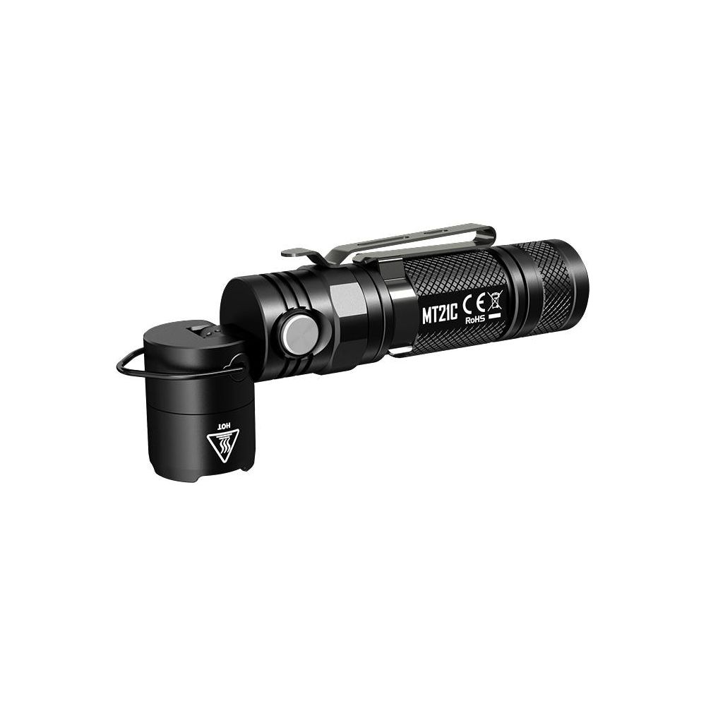 Lampe torche noire avec bouton et clip argentés, avec un capuchon détachable à côté.