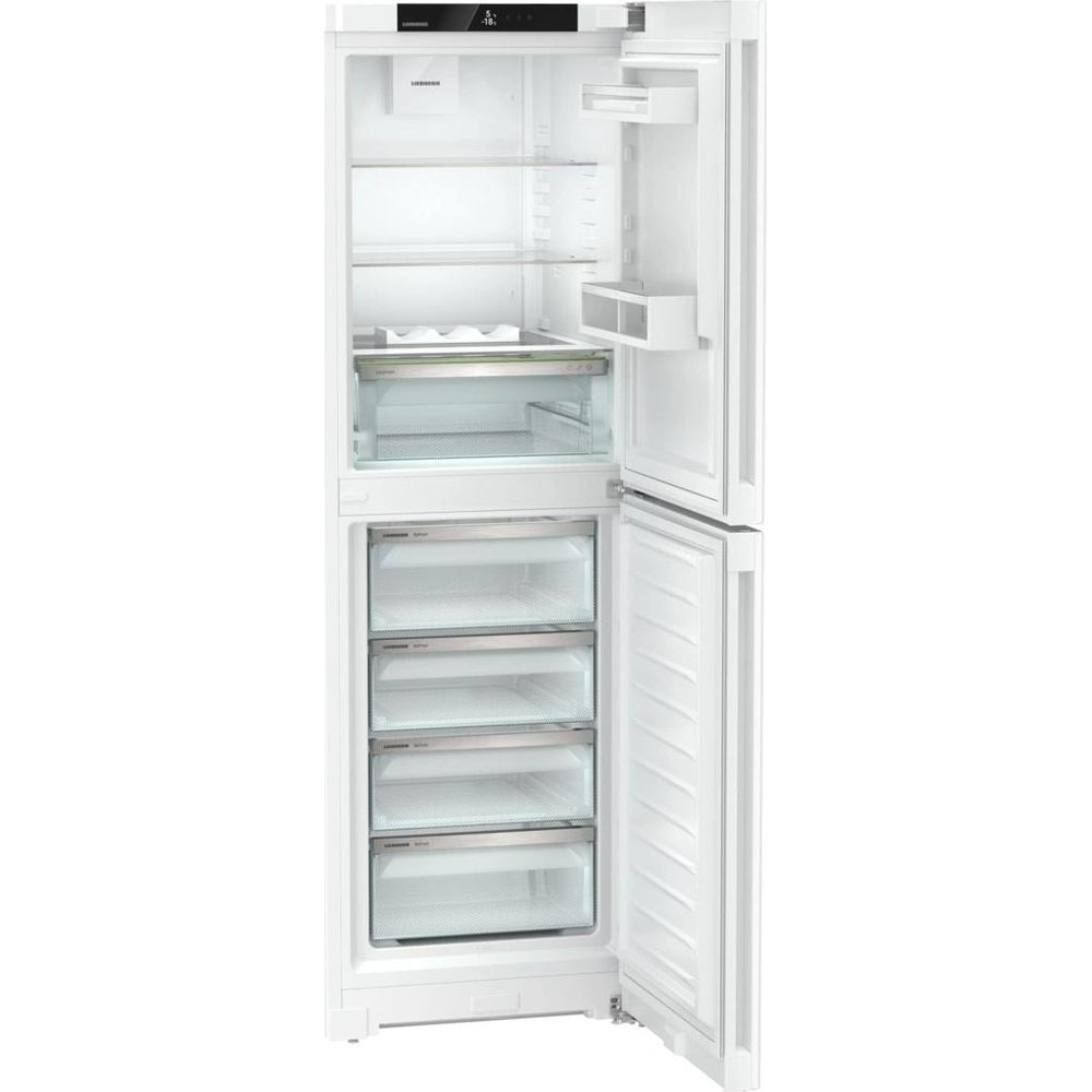 Ein weißer Kühlschrank mit geöffneter Tür zeigt Regale und Schubladen.