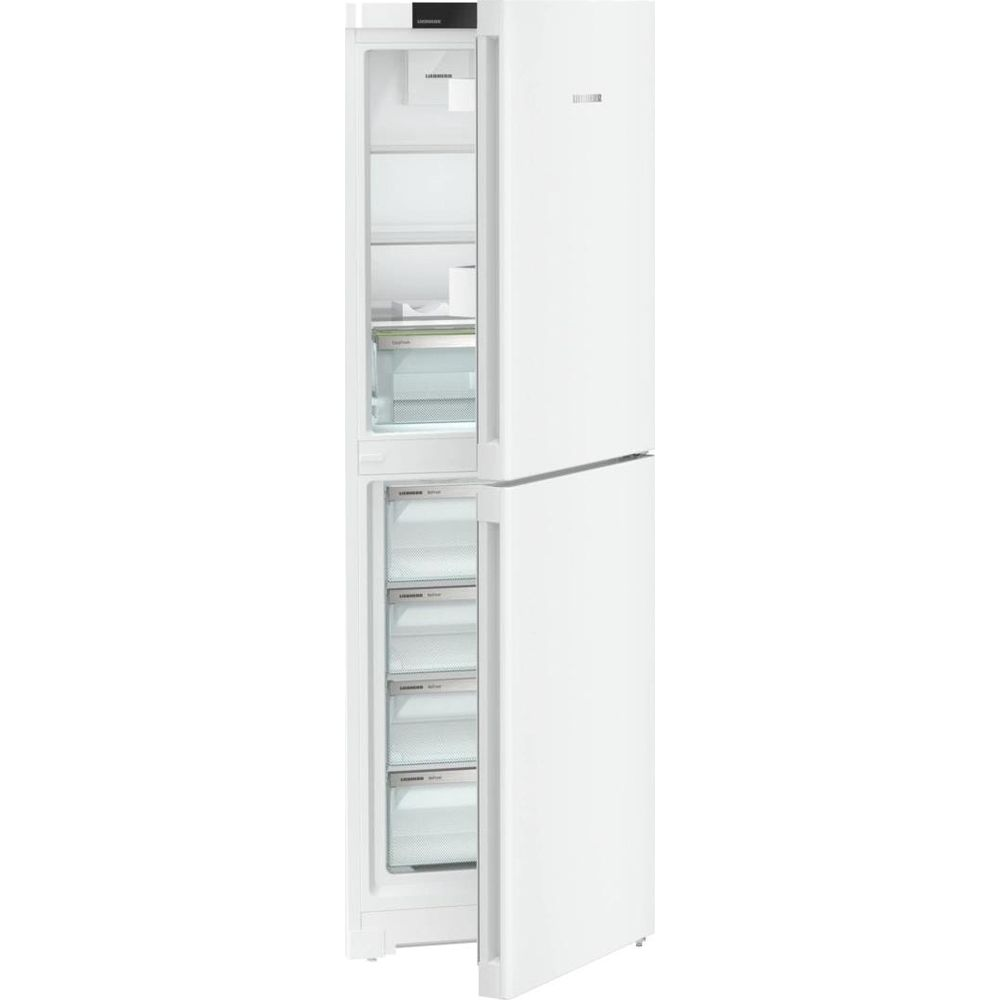 Ein weier Kählgefrierschrank mit geöffneter Tür und sichtbaren Schubladen.