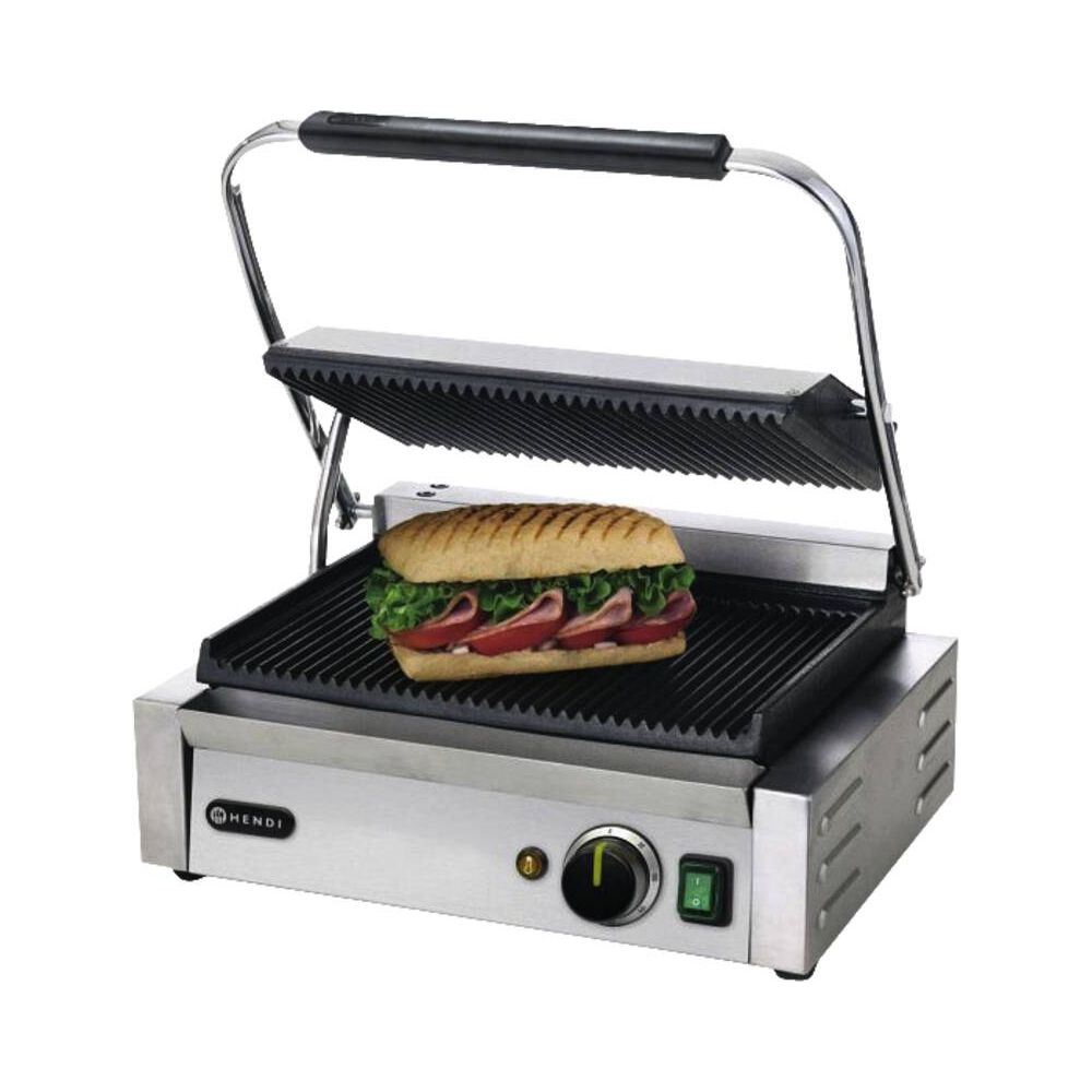 Ein Panini-Grill mit einem Sandwich mit Salat und Tomaten, offen.