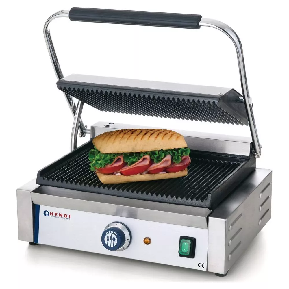 Ein gegrilltes Sandwich mit Salat, Schinken und Tomaten in einem Kontaktgrill.