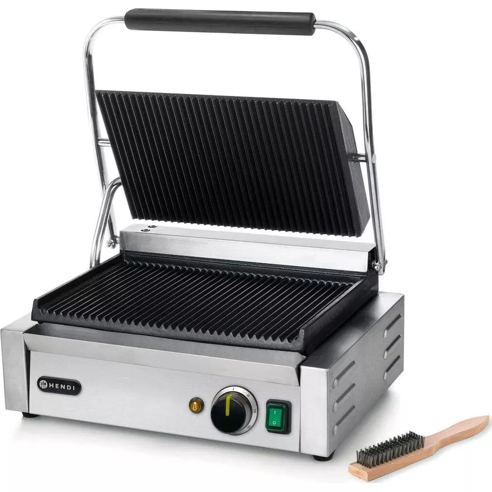 Ein Edelstahl-Panini-Grill mit geöffnetem Deckel und einer Reinigungsbürste.