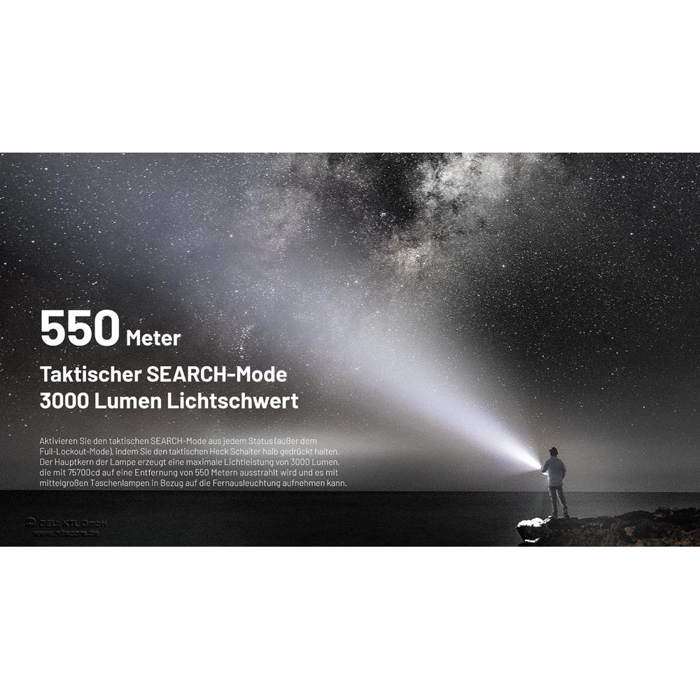 Mężczyzna oświetla latarką gwiaździstą noc. Zasięg 550 metrów.