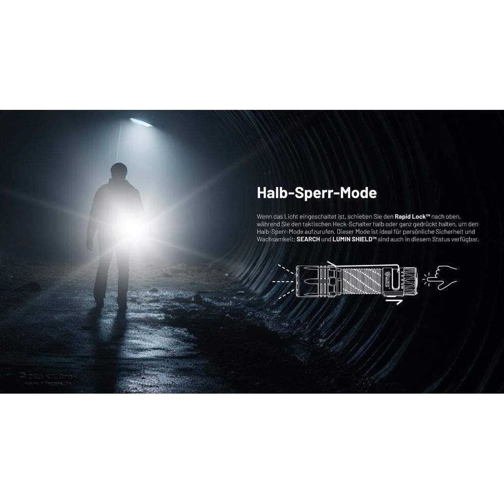 Mężczyzna w tunelu z latarką tworzącą snop światła.