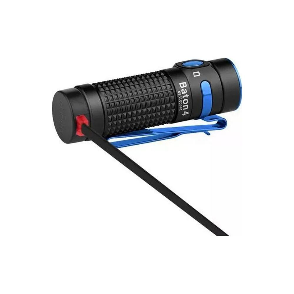Schwarze Taschenlampe mit blauem Clip und rotem Knopf, auf weißem Hintergrund.
