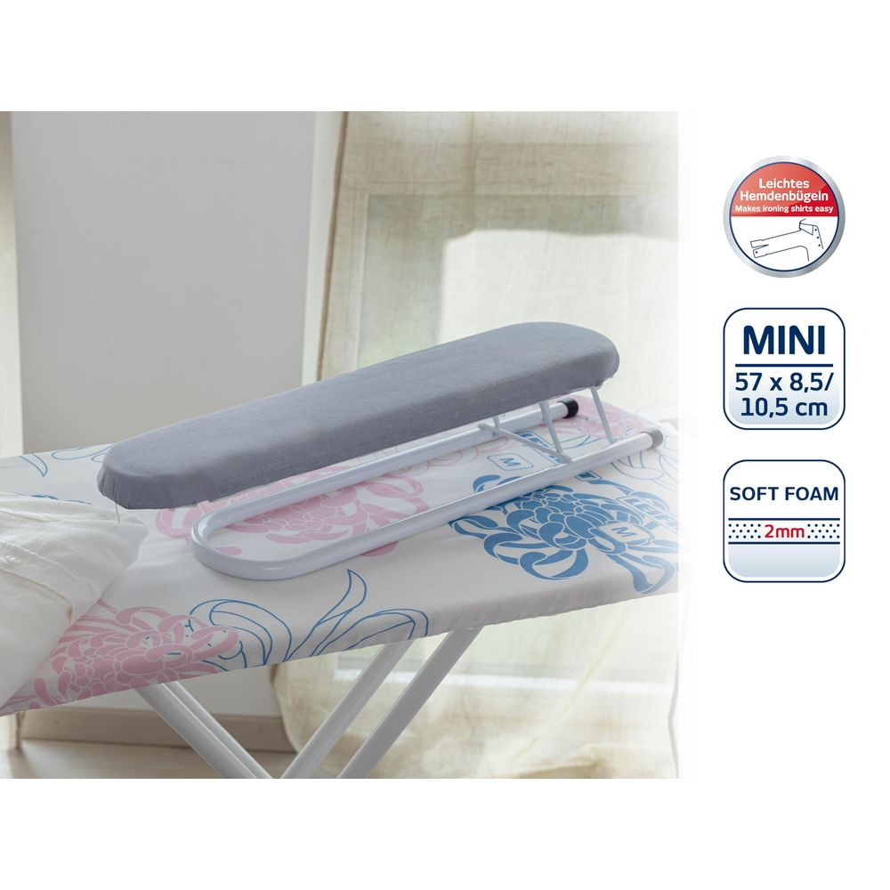 Asse da stiro mini con copertura grigia su copertura per asse da stiro.