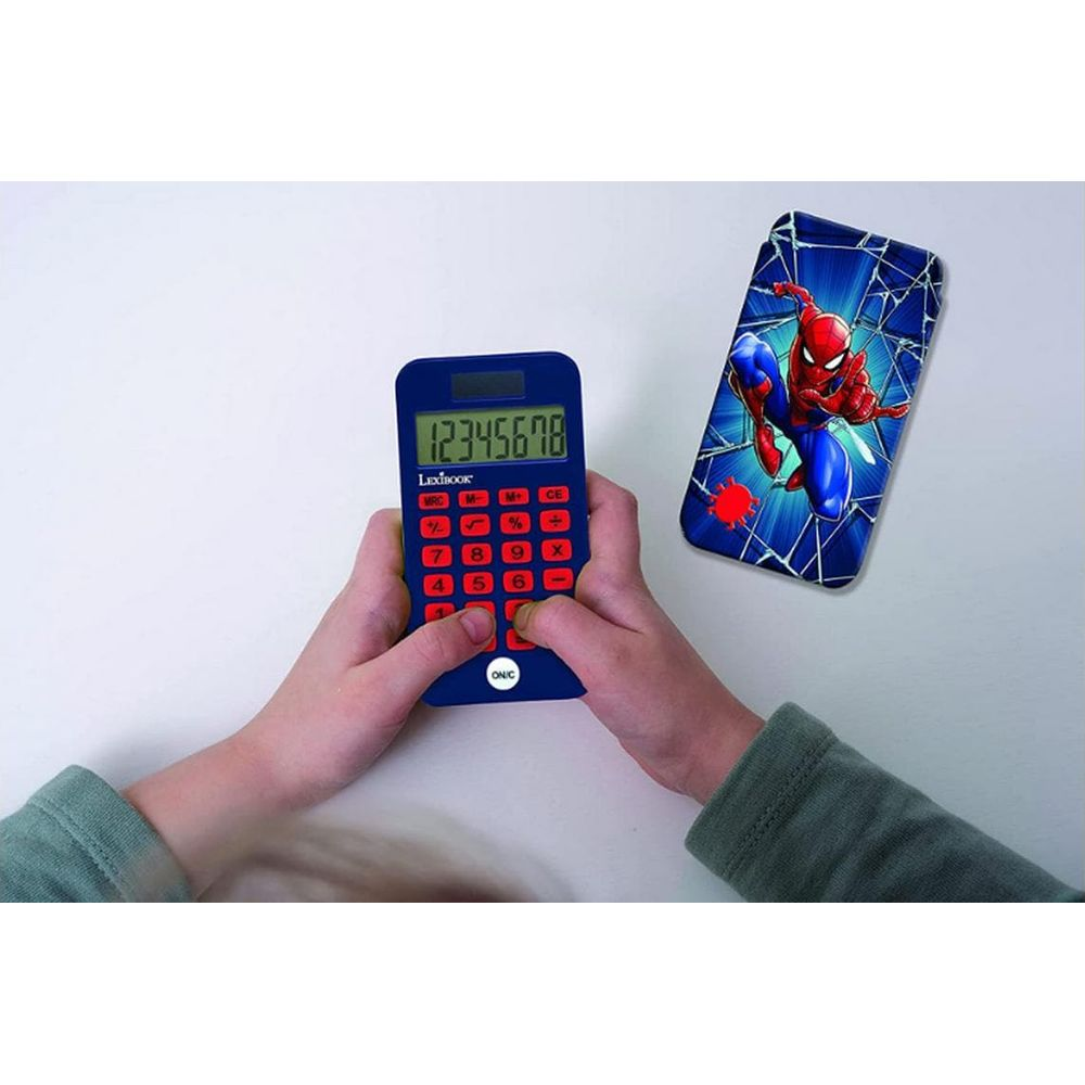 Ein Kind benutzt einen blauen Taschenrechner mit Spiderman-Hülle.