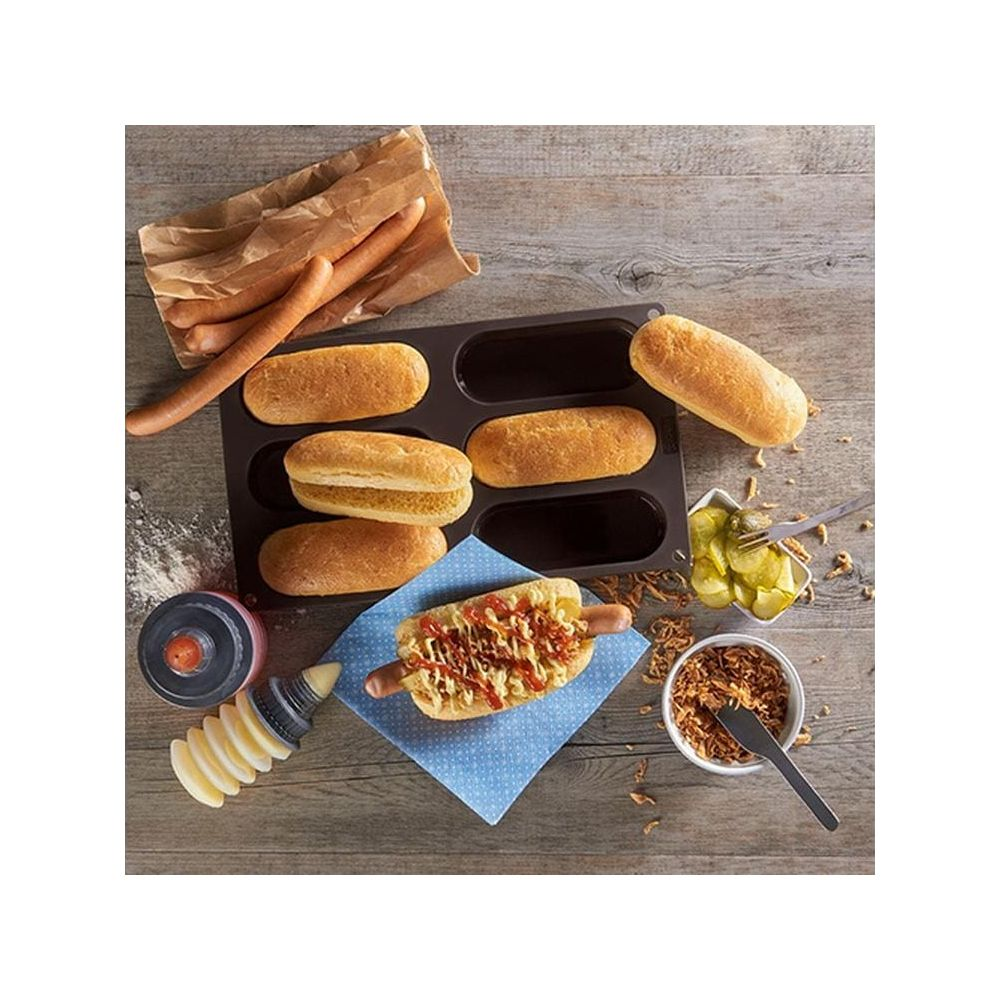 Zutaten für Hotdogs: Brötchen, Würstchen, Gurken, Röstzwiebeln und Toppings.