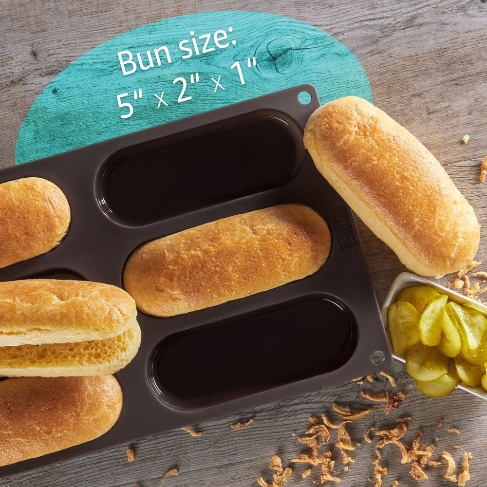 Bäckerei-Form mit goldbraunen Brötchen, Gurkenscheiben und Röstzwiebeln.