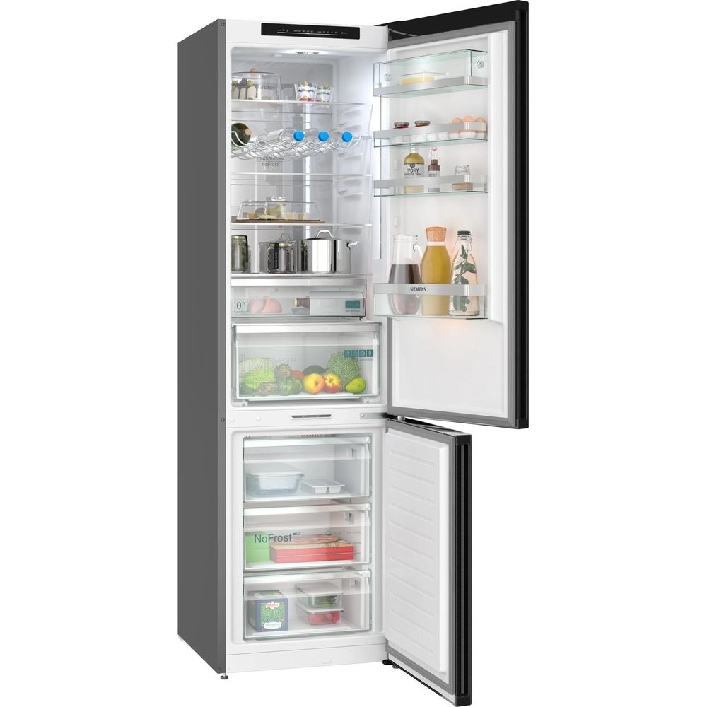 Un refrigerador abierto con comida en estantes y cajones.