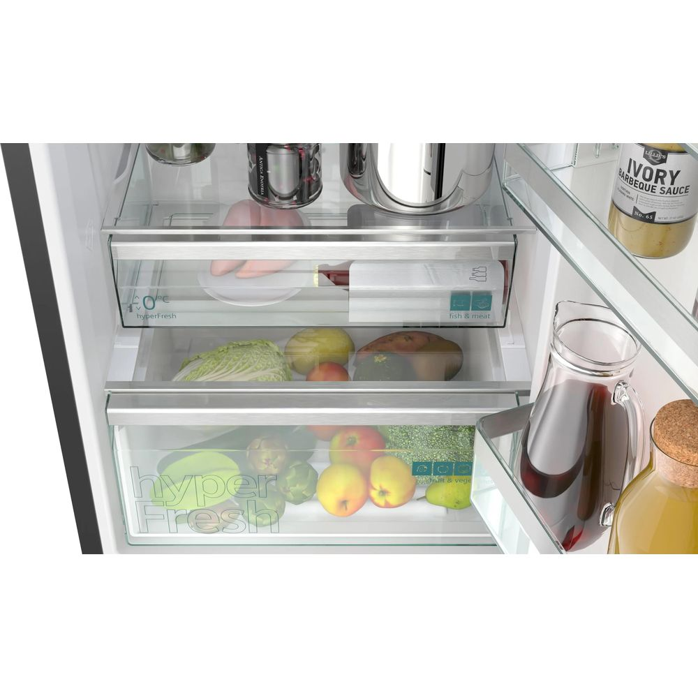 Refrigerador con cajones abiertos llenos de frutas, verduras y carne.
