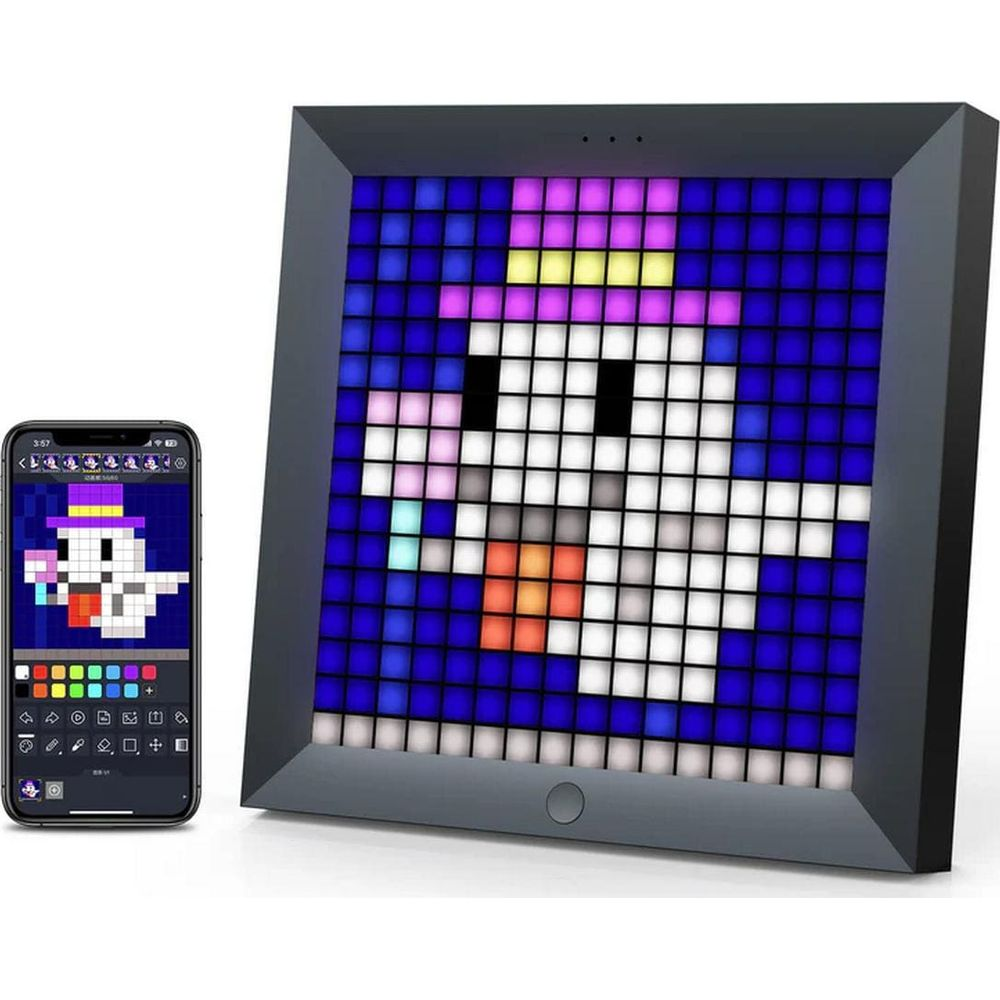 Dijital resim çerçevesi pikselli çizgi yüz gösteriyor. Yanında bir akıllı telefon var.