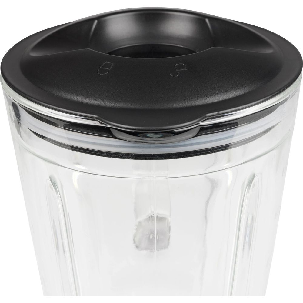 Primo piano di una caraffa in vetro con coperchio nero e guarnizione.