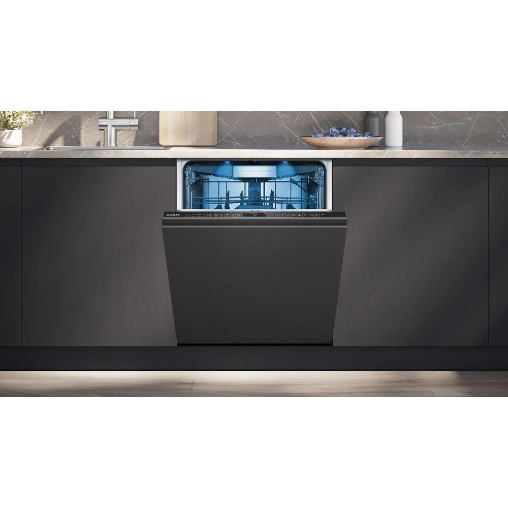 Un lave-vaisselle sombre ouvert avec lumière intérieure bleue dans une cuisine moderne.