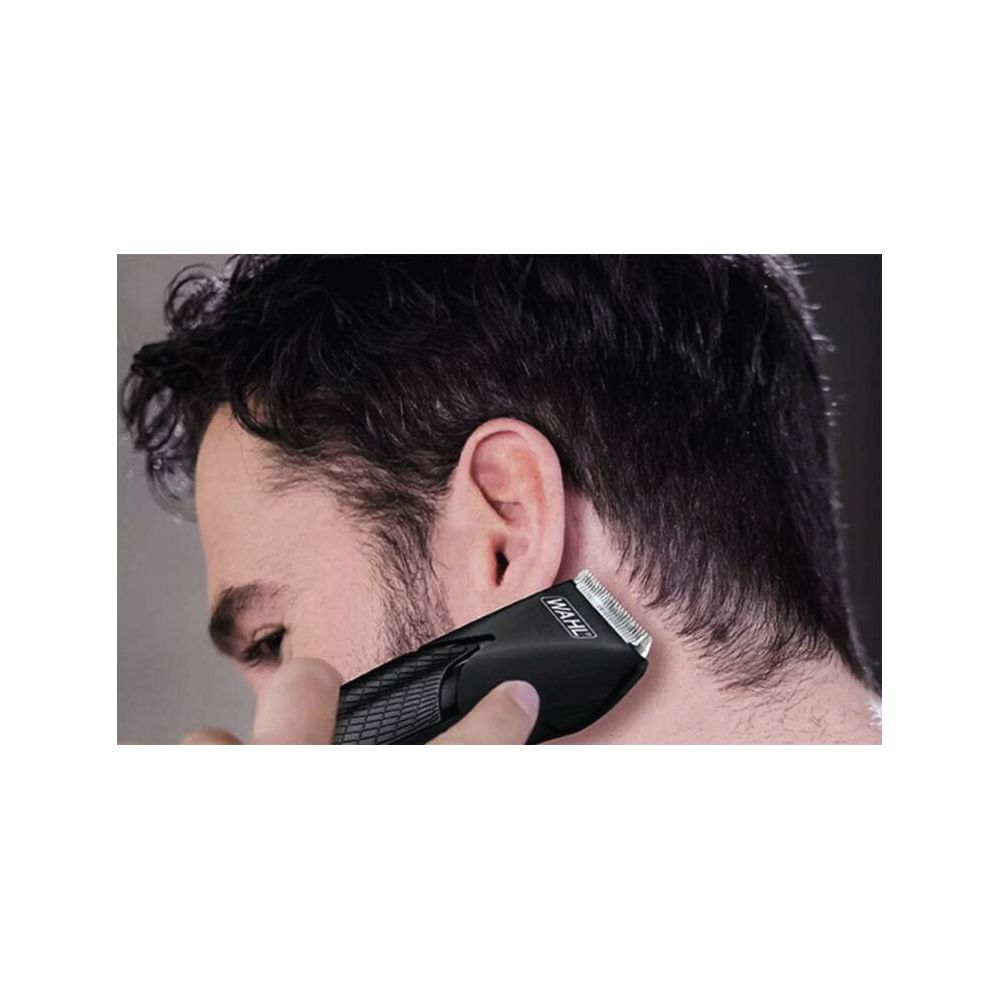 Ein Mann trimmt seinen Nacken mit einem schwarzen Wahl-Haarschneider.