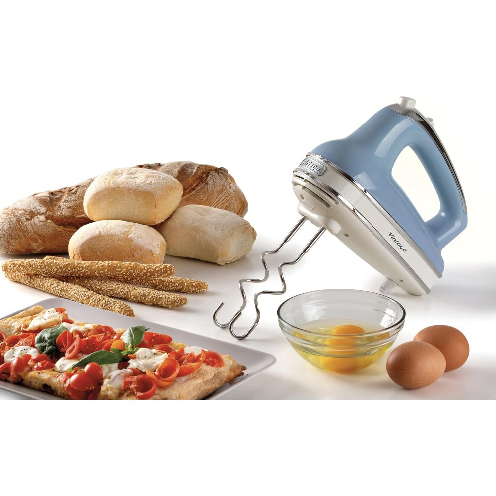 Ein hellblauer Handmixer mit Gebäck, Eiern und Pizza.