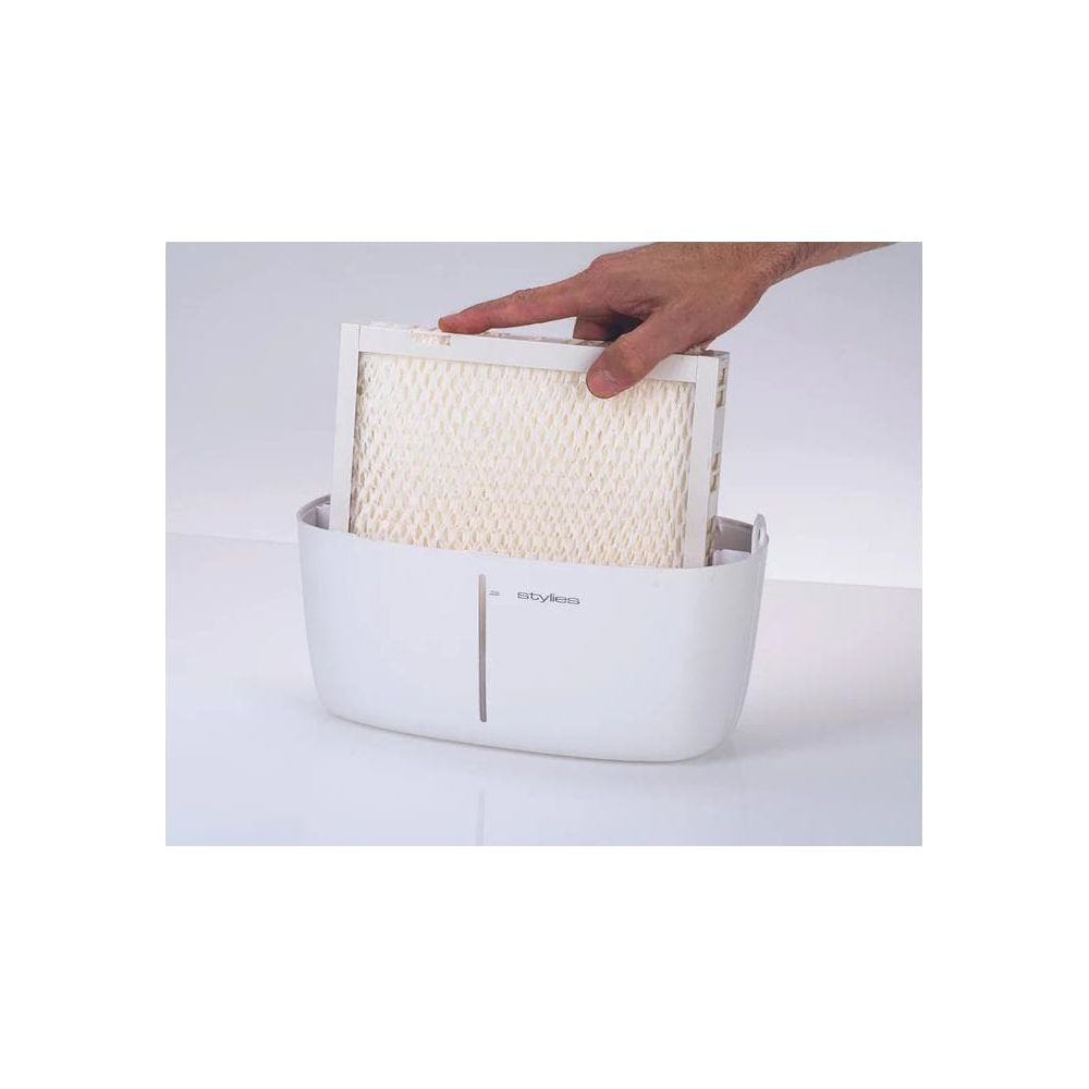 Una mano inserisce un filtro bianco in un umidificatore bianco.