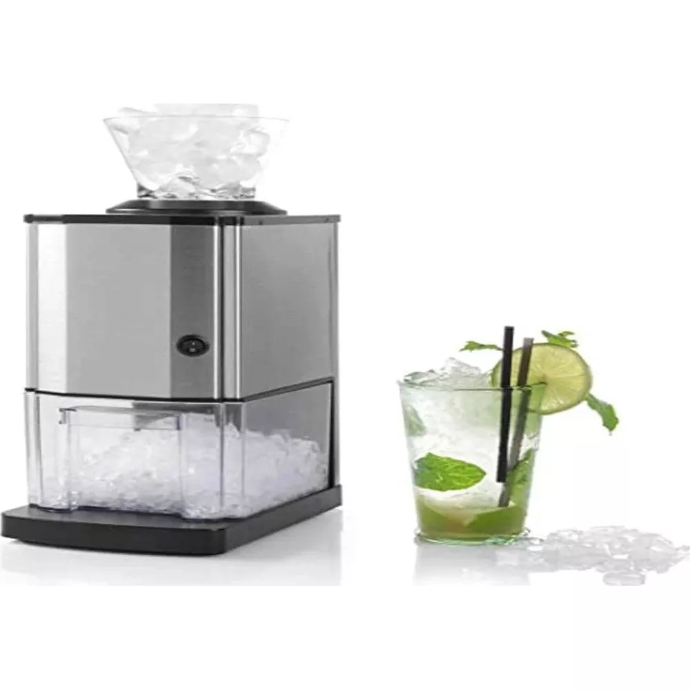 Tritaghiaccio con cubetti di ghiaccio e un mojito accanto.