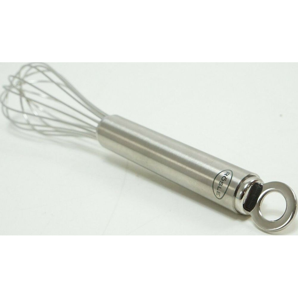 Ein silberner Rösle-Schneebesen mit Metallgriff und Öse, auf weißer Fläche.