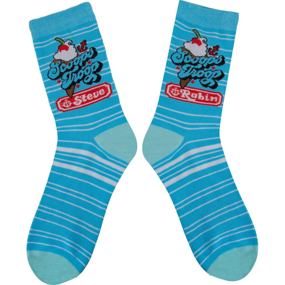 Dos calcetines azul claro con rayas blancas, gráfico de helado y nombres.