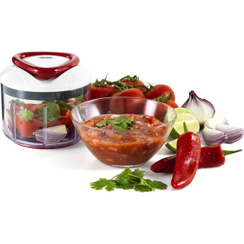 Un tritatutto con pomodori, cipolle, lime e salsa in una ciotola.